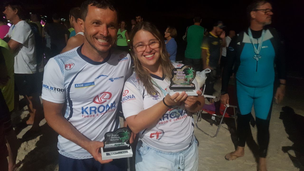 Ana Carolina Fruit e Vanderlei Quintino, campeões do desafio de natação noturna!