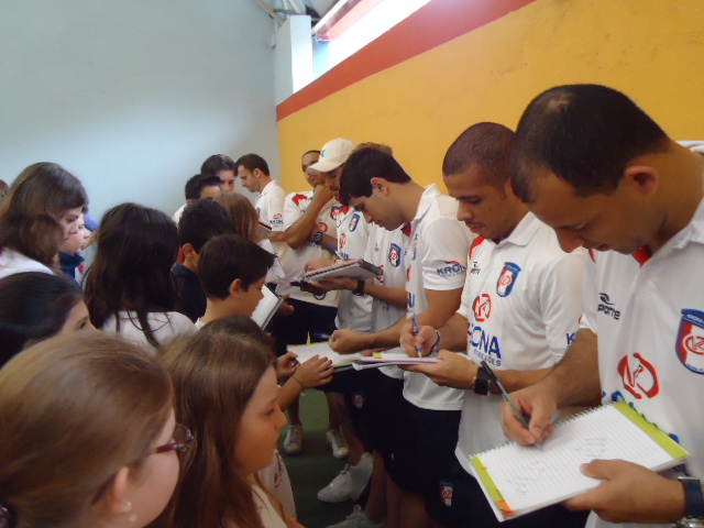 Em manhí descontraâda, atletas da Krona Futsal são destaques na escola
