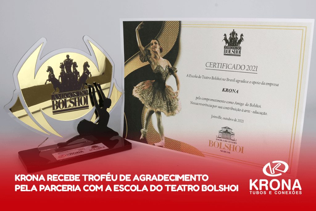 Krona recebe troféu de agradecimento pela parceria com a escola do teatro Bolshoi